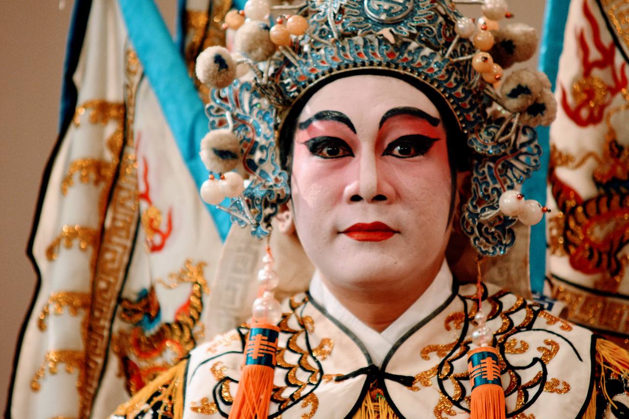 Zbliżenie na twarz performera opery Teochew ze złotym nakryciem głowy