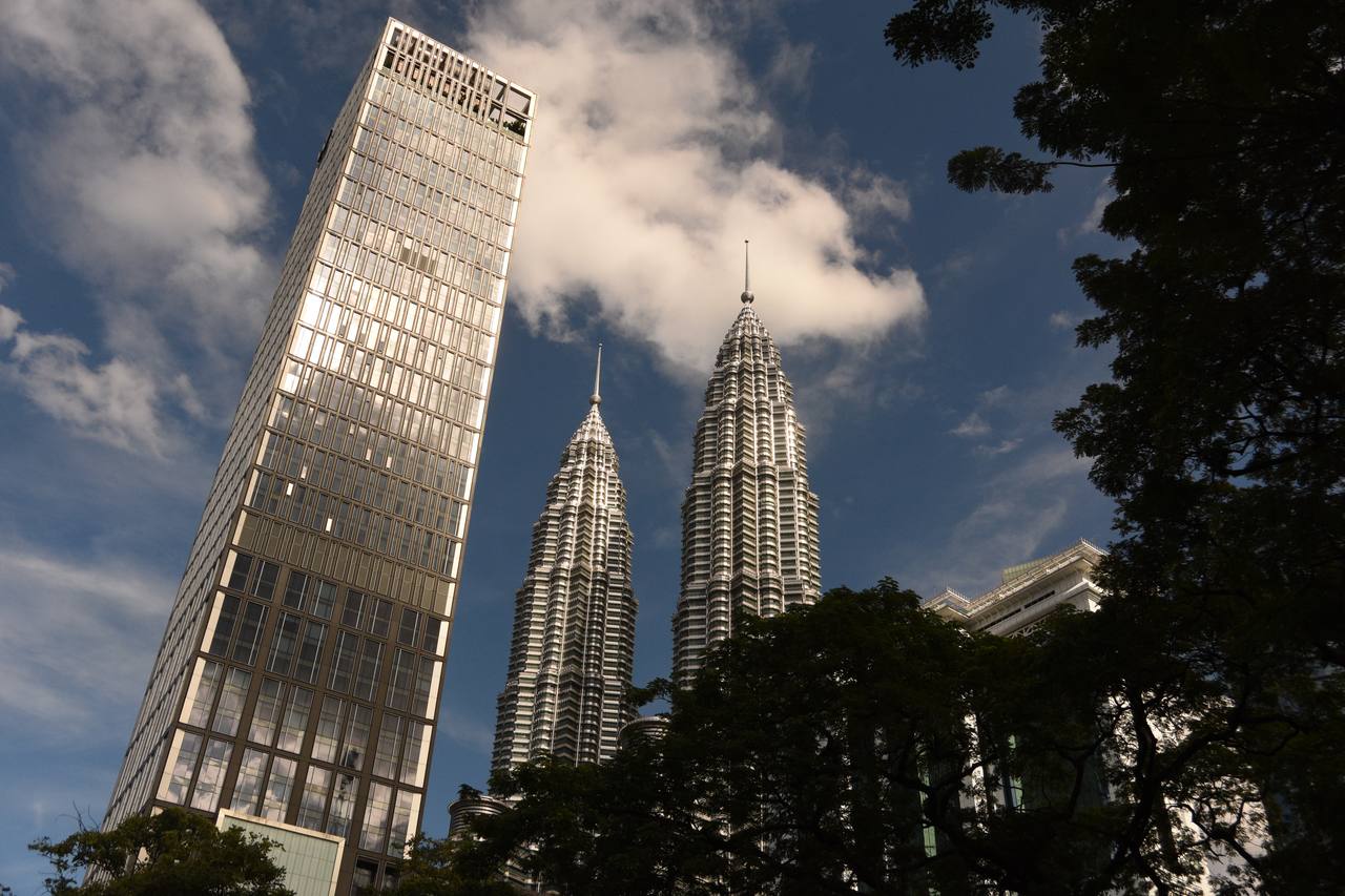 Wieże Petronas widziane z dołu na tle nieba w Kuala Lumpur